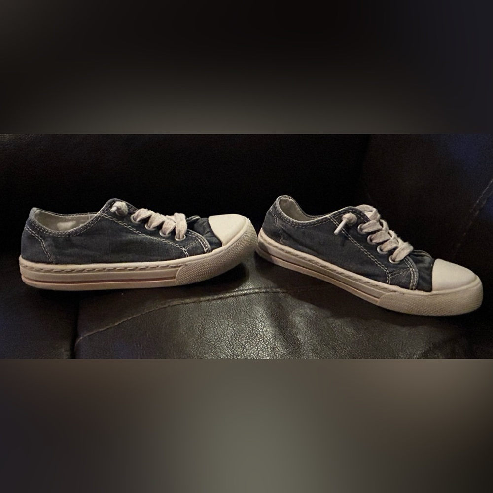 Thereabouts shoe, toddler size 13. Converse style